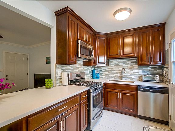 3rd image of 5013 Saratoga Ave