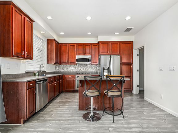 4th image of 18 Suffolk Hills Pl