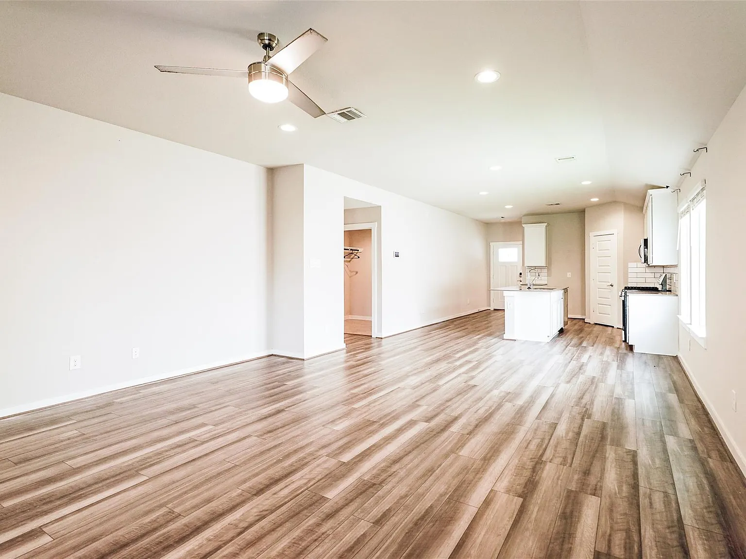 4 bed, 2.0 bath, 1792 sqft, $2,300 — Photo 4