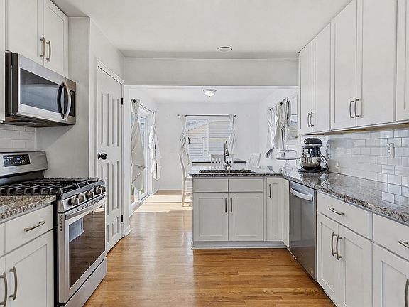 4th image of 22810 Maxine St