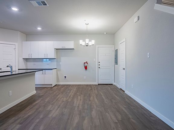 5th image of 653 Wheatfield Dr