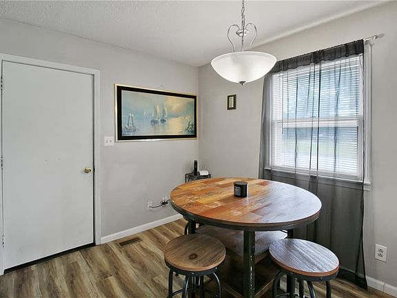 4th image of 2727 Crawford Ave