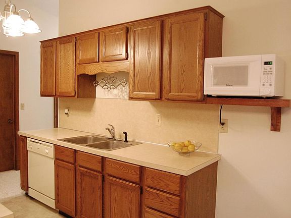 5th image of 460 Evergreen Ln