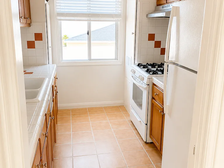 1740 N Kingsley Dr #18 — Photo 5