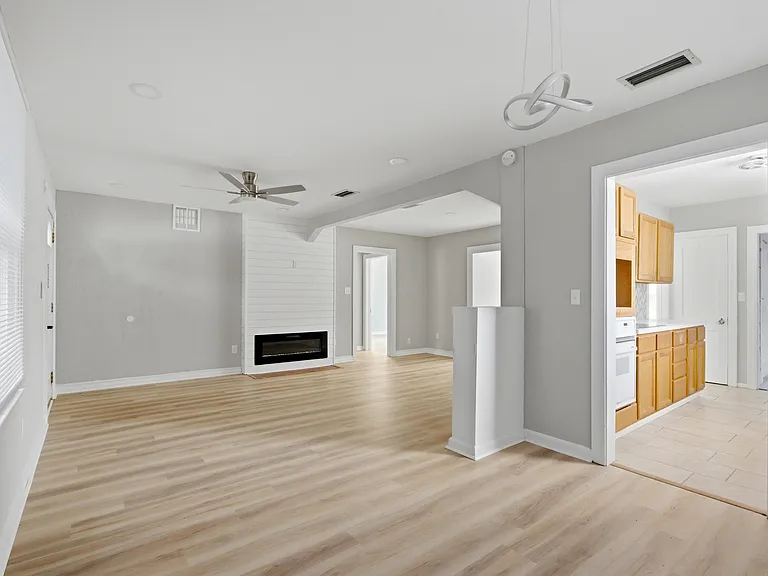 2114 Merrill Ave — Photo 8