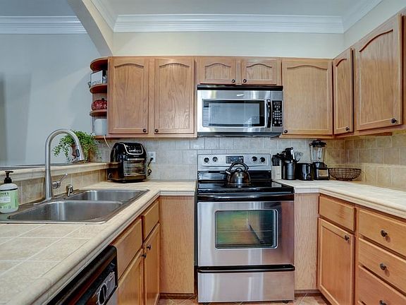 4th image of 902 22nd St APT 5