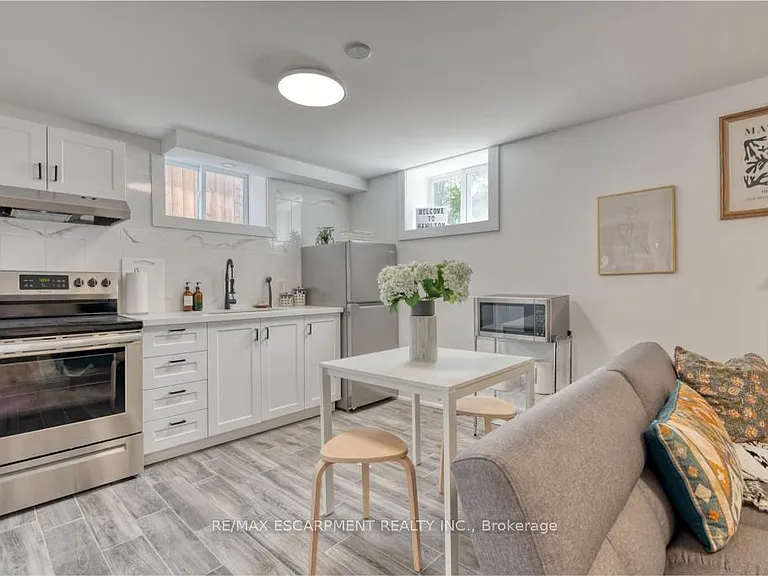 239 Cloverdale Ave E #LOWER — Photo 11