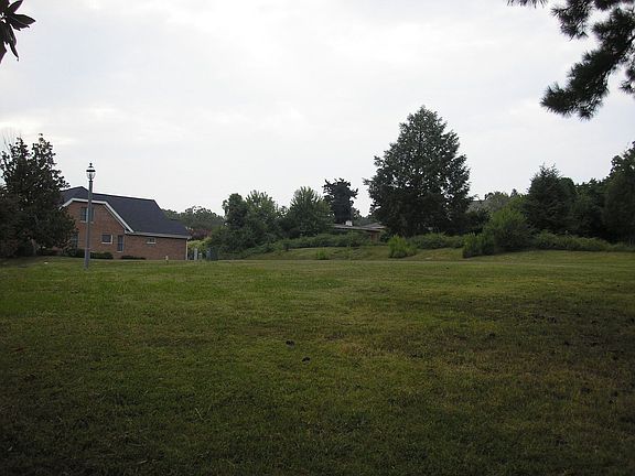 3rd image of 12 Oakmont Woods Dr