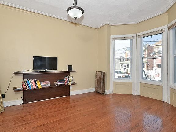 3rd image of 13 Roosevelt Ave