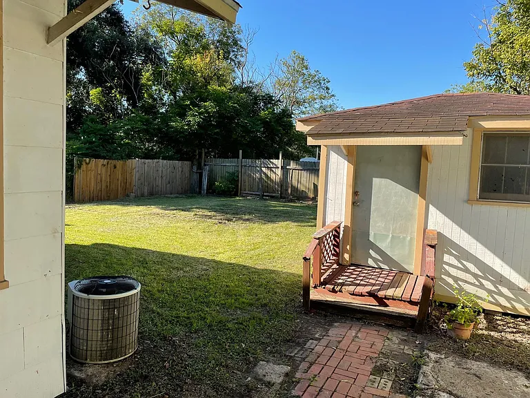 365 E Irby St — Photo 24