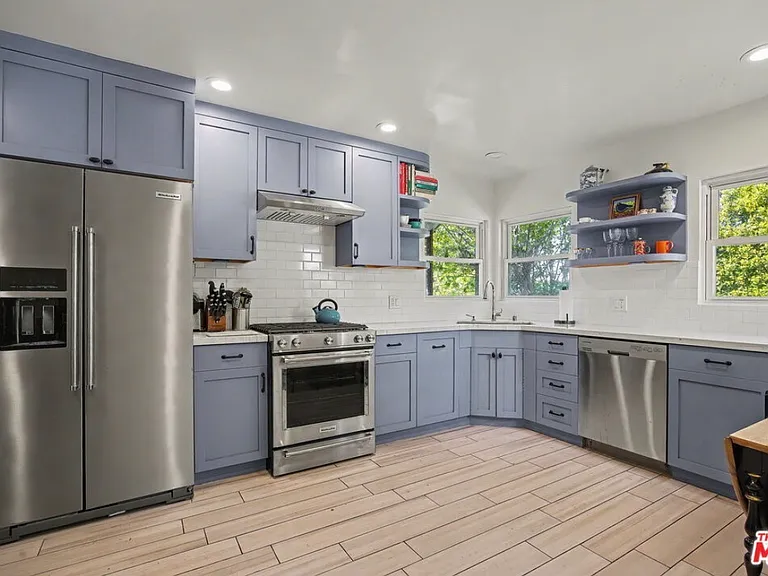 10483 Eastborne Ave — Photo 2