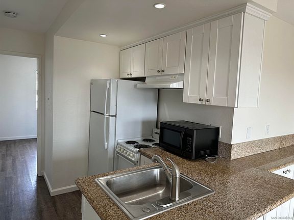 5th image of 3844 Swift Ave