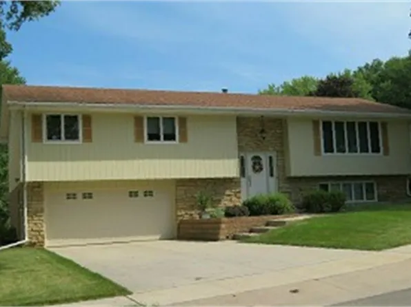 1380 Oeth Ct, Dubuque, IA 52003