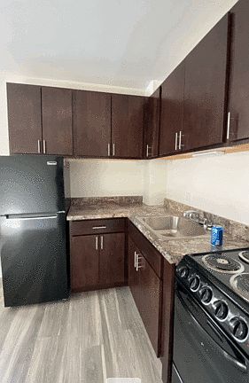 2nd image of 3933 N Clarendon Ave APT 310