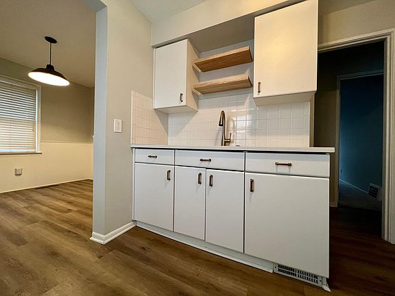 3rd image of 21608 Colony St