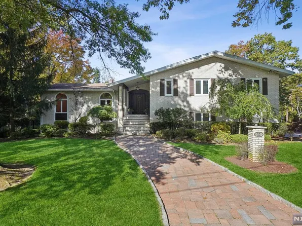 11 Ellington Pl, Englewood Cliffs, NJ 07632