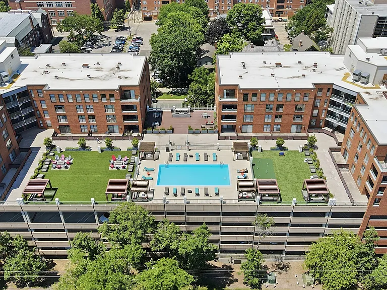 Evanston Place — Photo 2