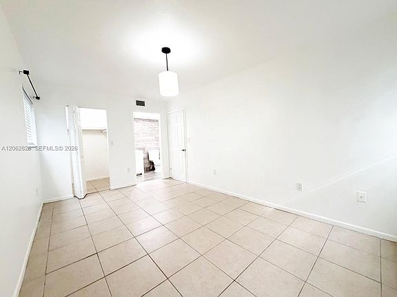 4th image of 20681 NE 4th Pl APT 101