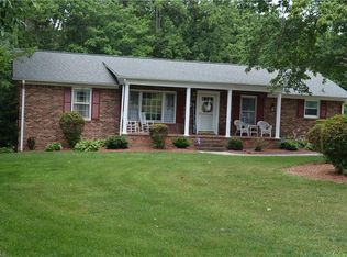 156 Parkview Cir, Pinnacle, NC 27043