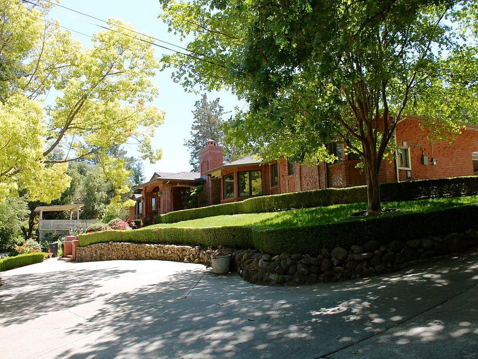 Beautiful large gated yard