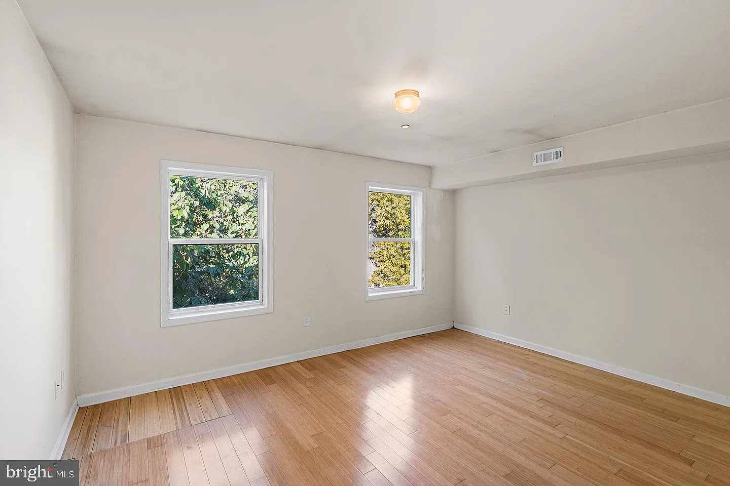 2 bed, 1.0 bath, 700 sqft, $1,100 — Photo 1