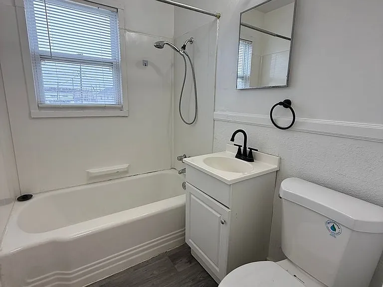 9523-9525 Charlotte St — Photo 3