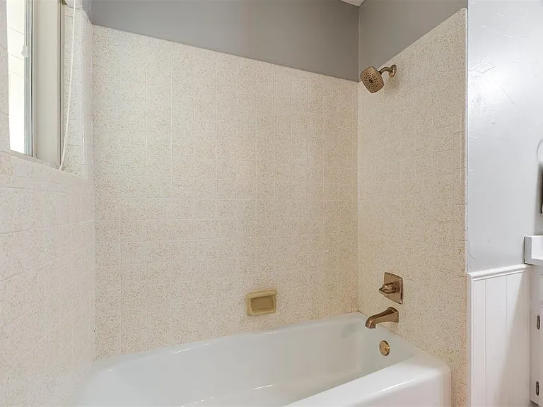320 Elwood Dr — Photo 27