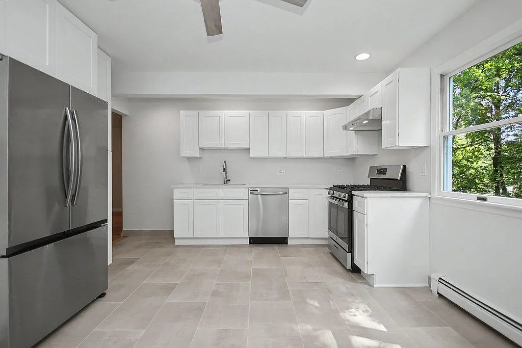 5 bed, 2500 sqft, $5,200 — Photo 4