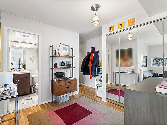 4th image of 445 W 19th St