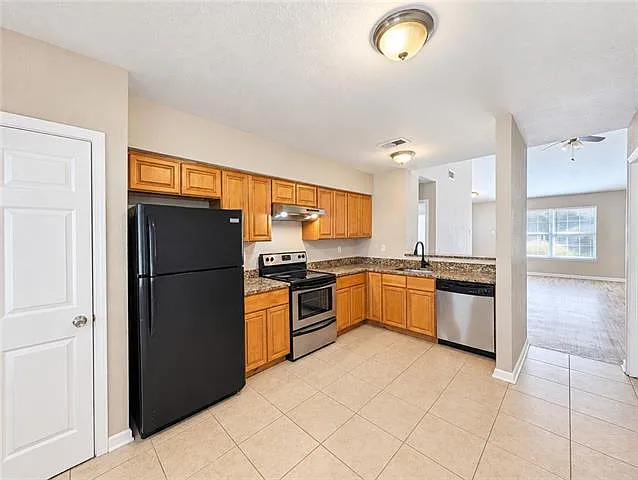 4 bed, 2.0 bath, 1340 sqft, $1,700 — Photo 3