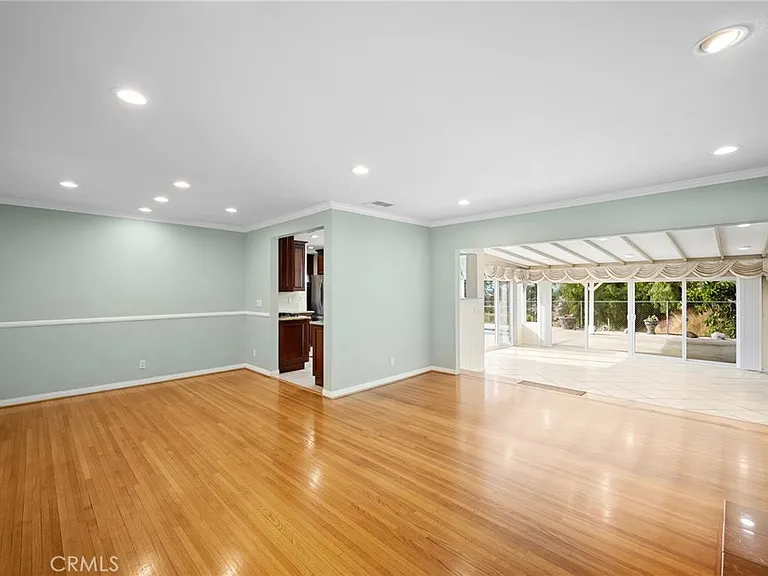 841 Irving — Photo 3