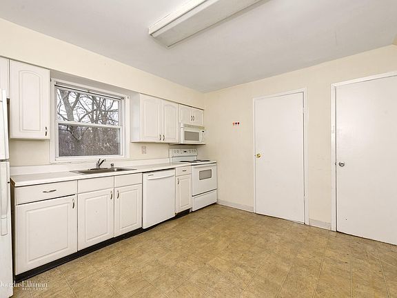 4th image of 41-43 Potter Ln