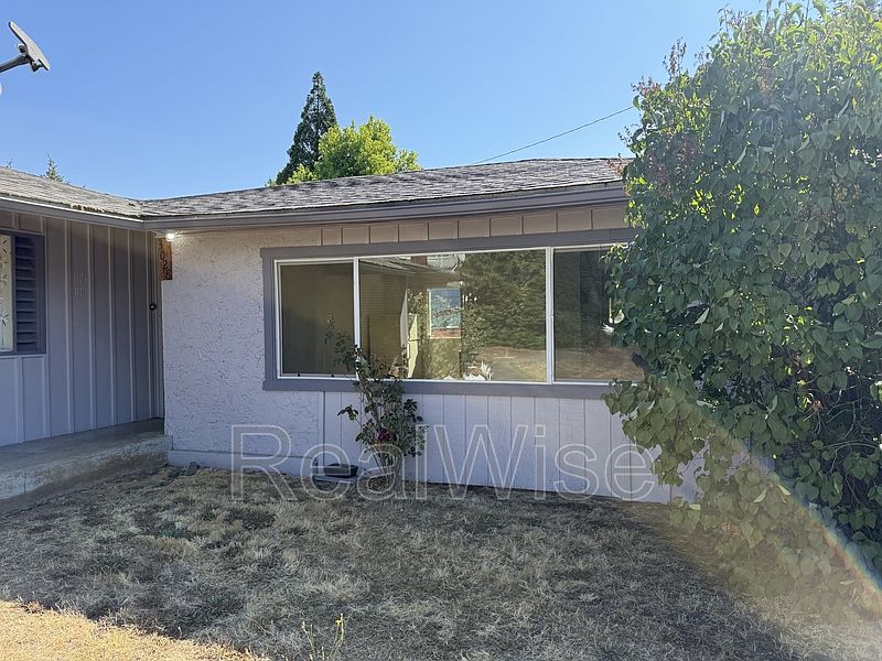1st image of 3028 NE Douglas Ave