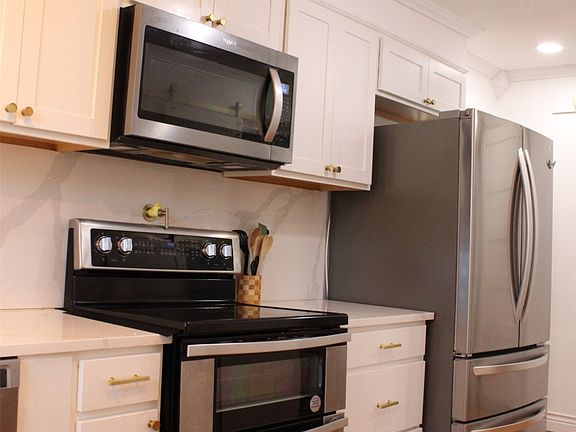 4th image of 417 N Pecan St