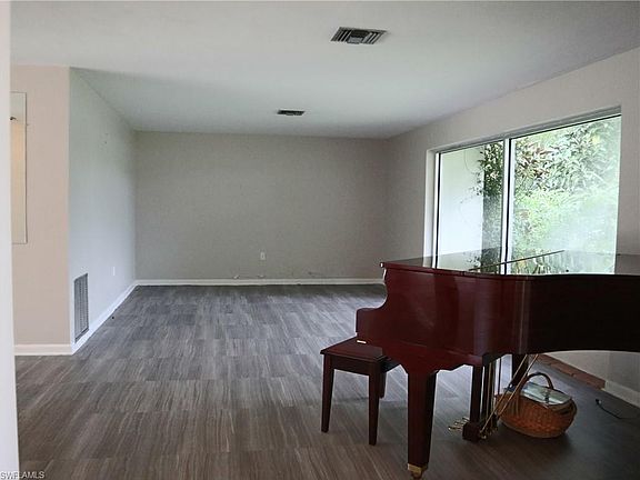 3rd image of 5069 Greenbriar Dr