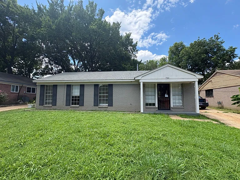 735 Farris Rd — Photo 2