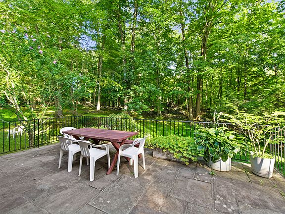 3rd image of 20 Inwood Ln E