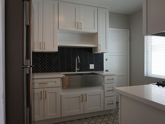 2nd image of 11437 Oxnard St #7