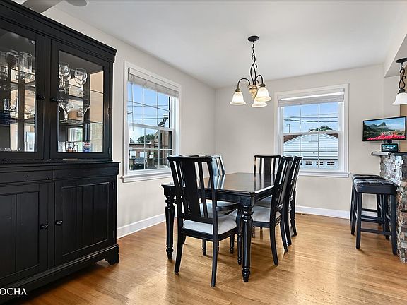 3rd image of 1946 Balmoral Ave