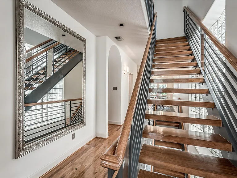 2108 Driscoll St — Photo 16