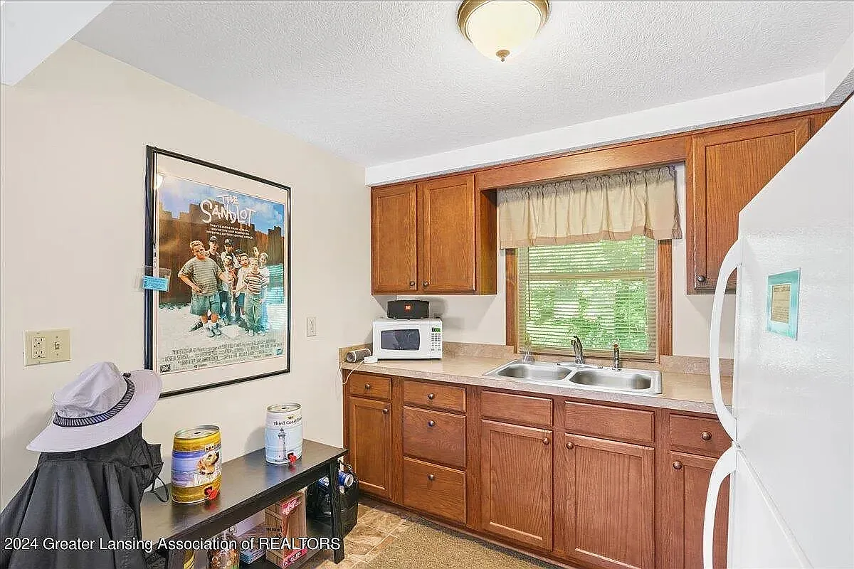 Kitchen - 9215 Windsor Hwy #B