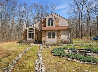 3176 Bluebird Dr, Bushkill, PA 18324