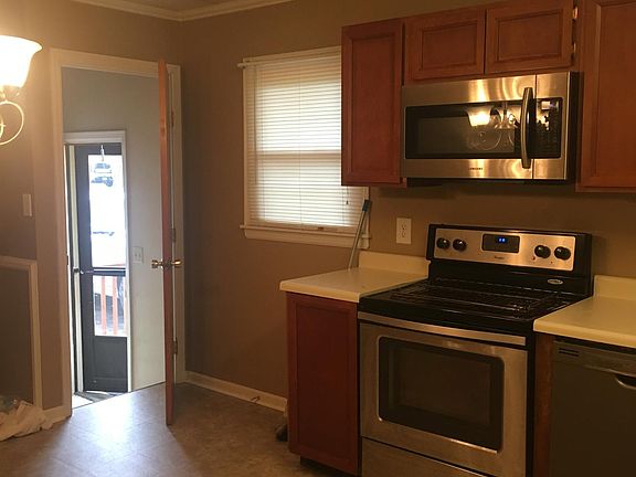 3rd image of 2338 Maplewood Dr