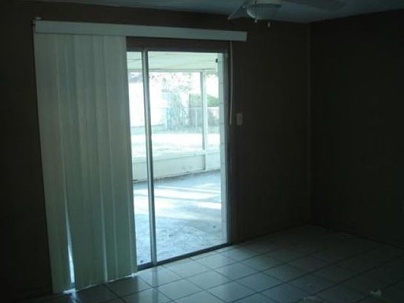 4th image of 1647 Seneca Ave