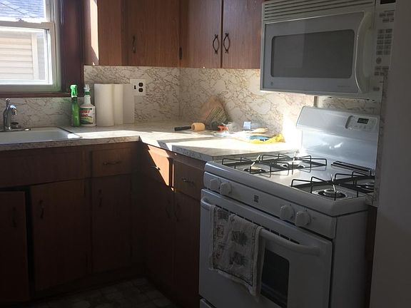 Working kitchen w/microwave