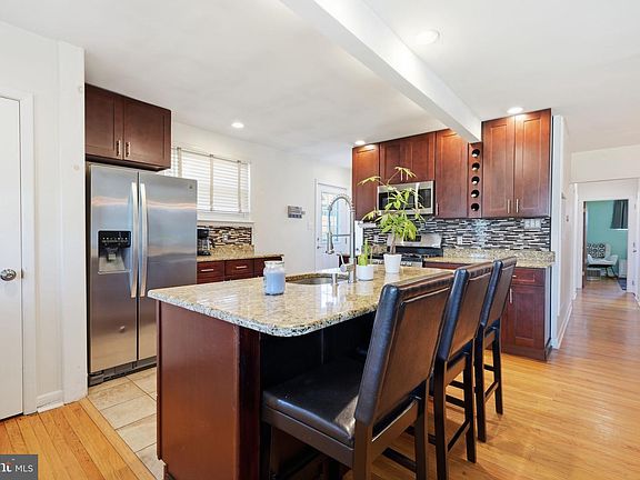 5th image of 1219 Woodside Rd