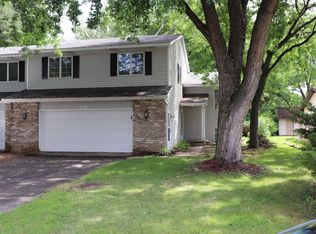 2414 Oxford St N, Roseville, MN 55113