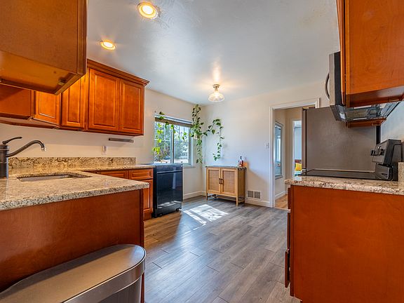 4th image of 805 Oswego St