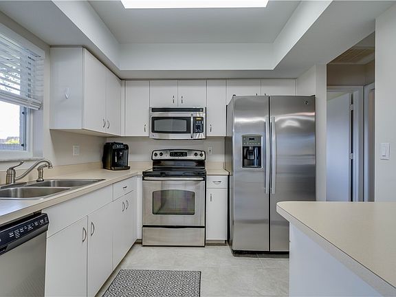 4th image of 2411 SE 8th Pl