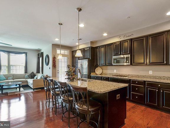 Large Island/Breakfast Bar